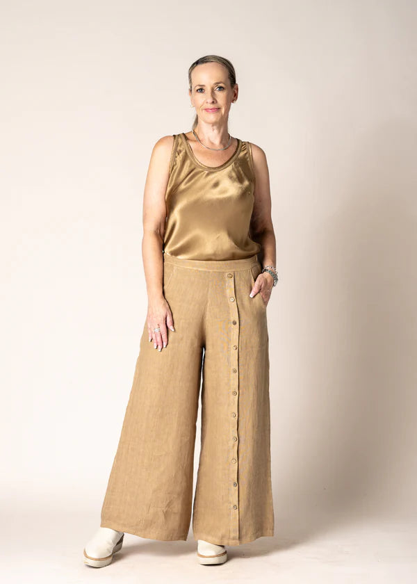 Toyah Singlet in Desert