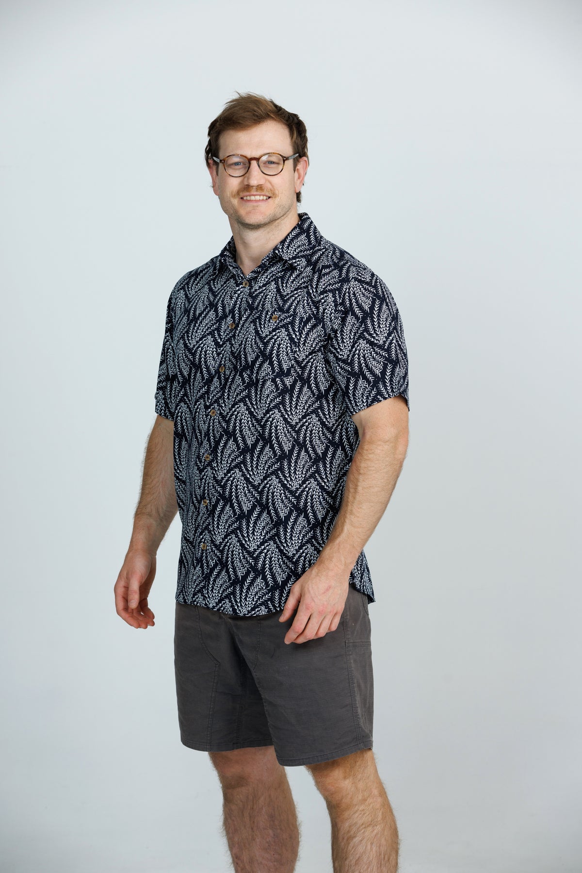 Bamboo Getaway Short Sleeve Shirt: Navy Hues Print